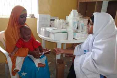 Medizinische Untersuchung eines Kindes in Somalia. 