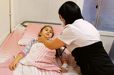 Sona wird im Krankenhaus untersucht