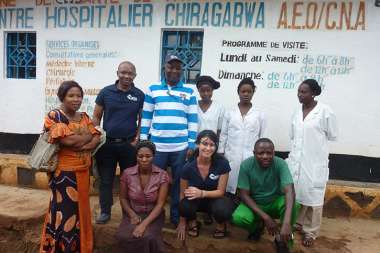action medeor Mitarbeiter mit dem Krankenhaus-Team in Chiragabwa