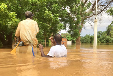 Zwei Männer mitten in der überschwemmten Region.