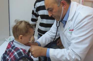 Arzt in Idlib behandelt kleinen Jungen.