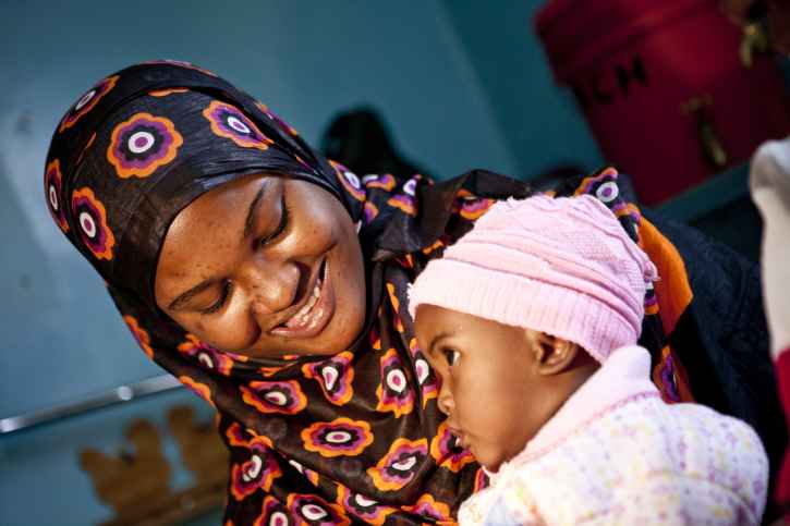 Eine Mutter und ihr Kind  bei der Gesundheitsvorsorge in Tansania.
