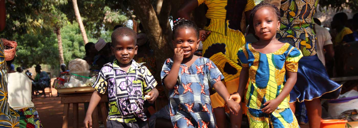 Die Kinder freuen sich über die Hilfe von action medeor. Sie sind Teil eines der vielen Hilfsprojekte weltweit.