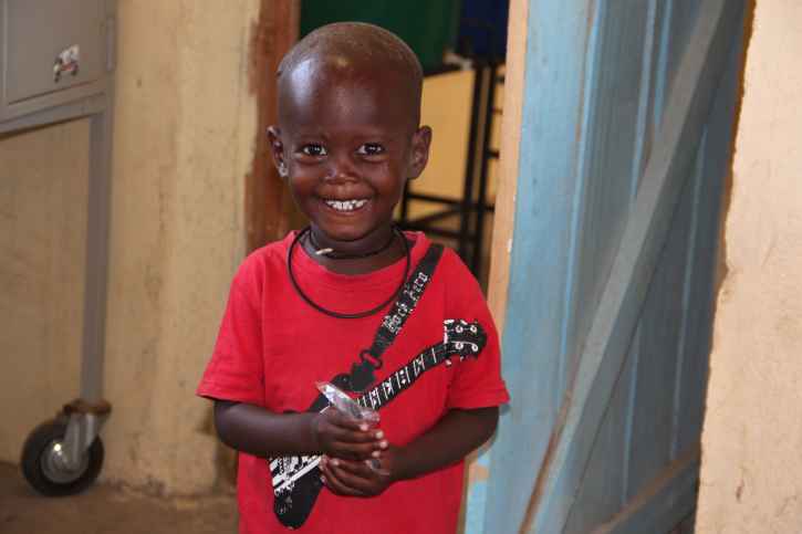 Der Junge aus Kenia lächelt nach seiner Impfung im Eliye Springs Dispensary. 