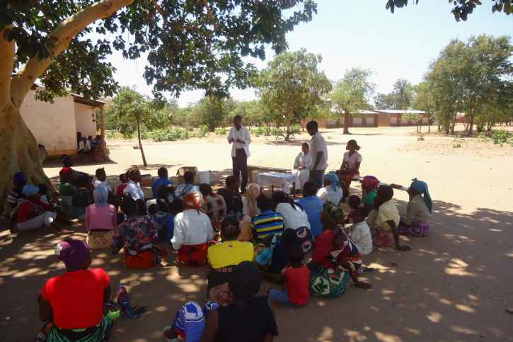 Eine Gruppe versammelt sich zur Ankunft der Medikamente in Malawi.