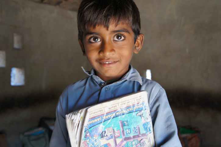Der Junge nimmt im Rahmen der humanitären Hilfe an einer Hygieneschulung in Pakistan teil.