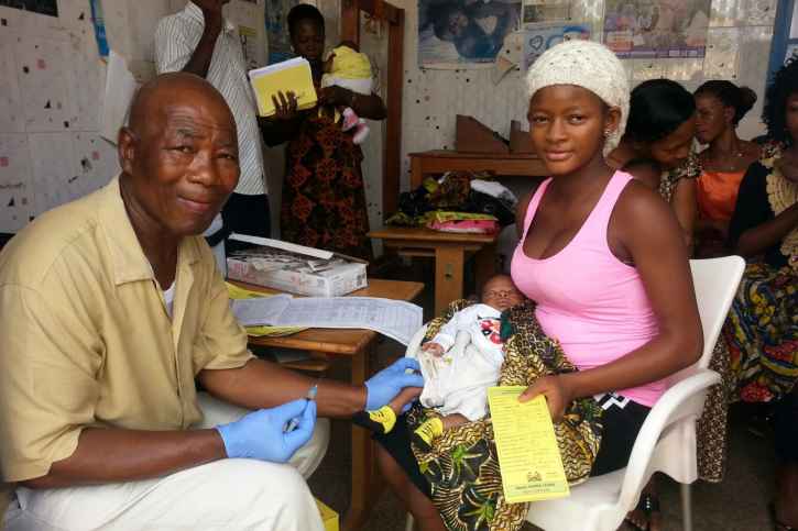 Im Gila's Hospital in Sierra-Leone lässt die Mutter ihr Kind vom Arzt untersuchen.