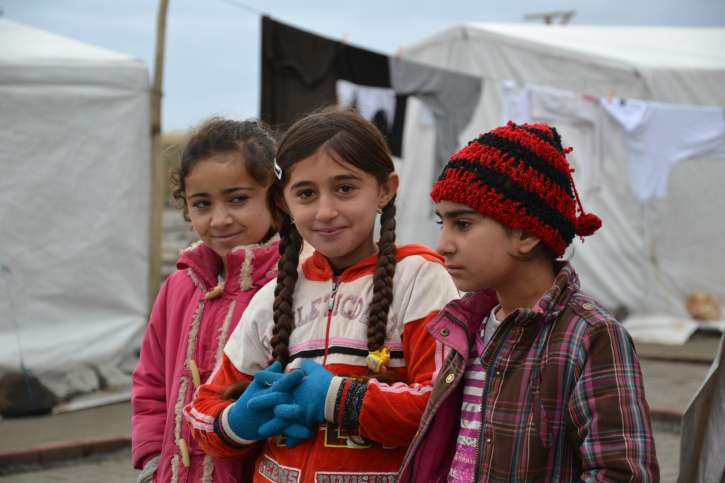 Die drei Mädchen im Flüchtlingslager in der Türkei sind mit ihren Familien aus Syrien geflohen.