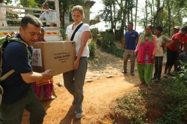 Nothilfe-Kits werden von zwei Mitarbeitern von action medeor in Nepal übergeben.