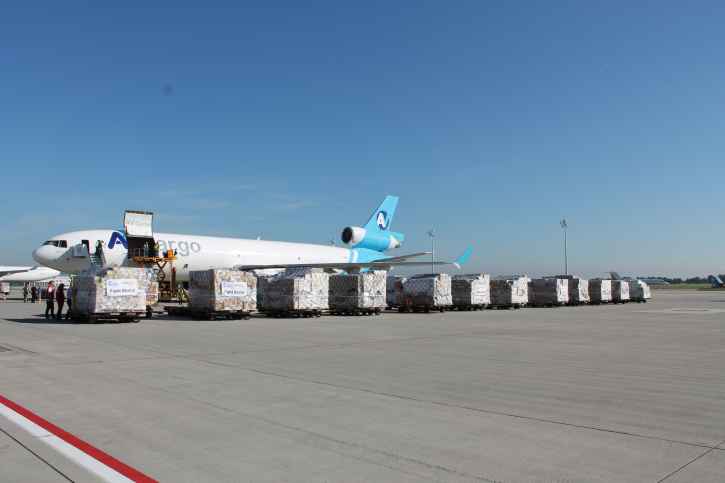 Eine Nothilfelieferung für die Betroffenen der Ebola-Epidemie wird ins Flugzeug geladen.