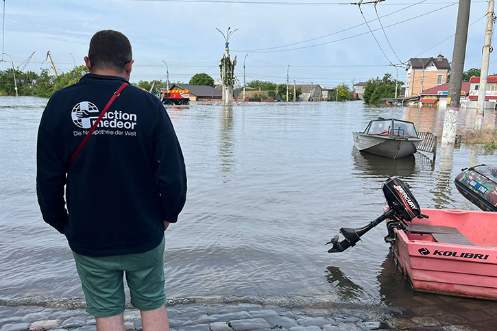 In Booten werden Menschen aus den überfluteten Häusern gerettet.