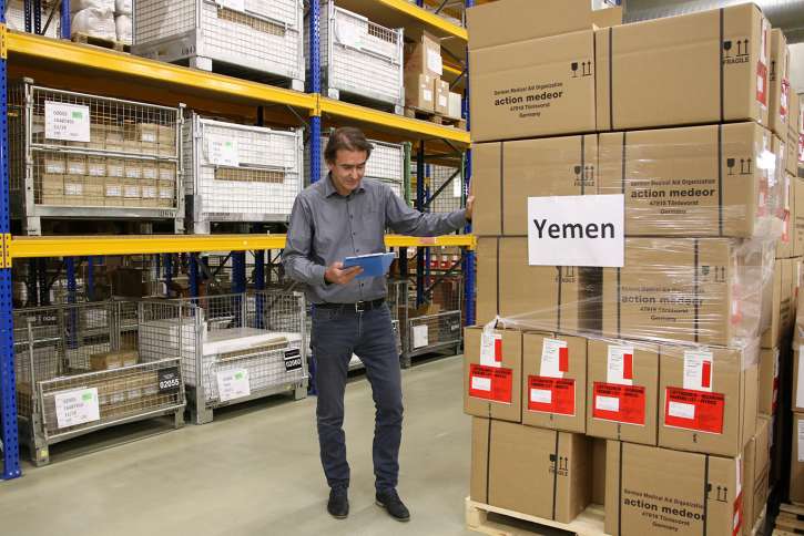 Exportleiter Dirk Angemeer kümmert sich, die Lieferungen schnellstmöglich zu den Menschen im Jemen zu bringen.