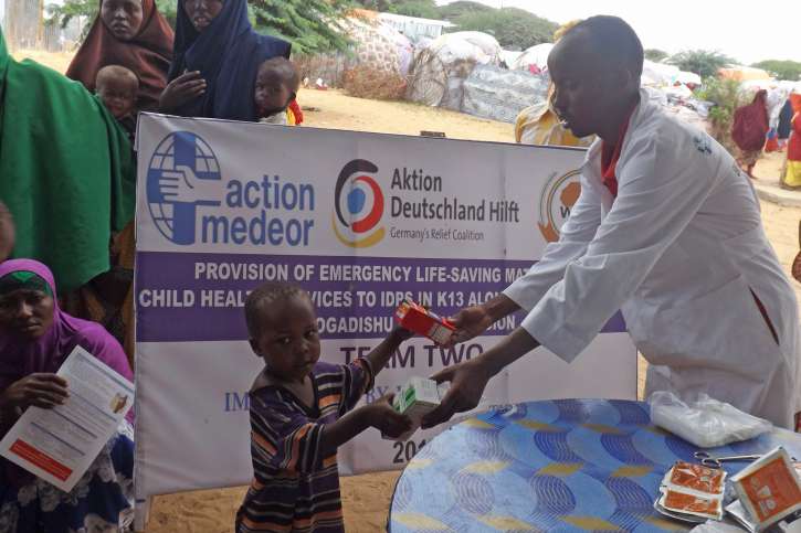 Arzt mit Kind in Somalia
