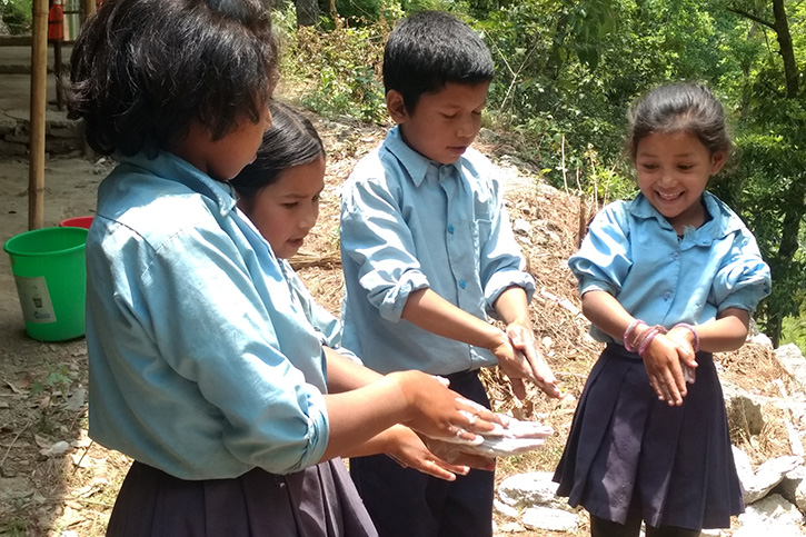 Schulkinder in Nepal waschen sich die Hände