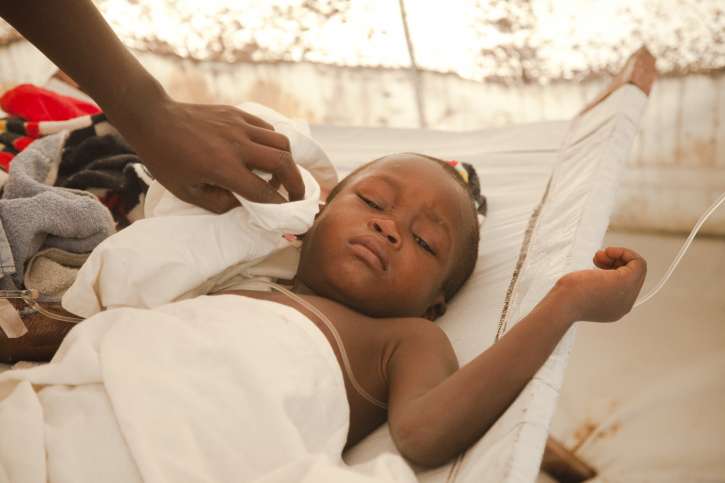 Un enfant en Haïti est traité contre le choléra.
