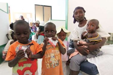 Kinder erhalten Spezialnahrung über ein Ernährungsprogramm in Haiti.