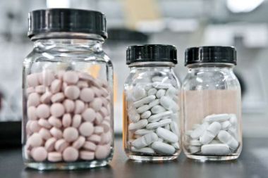 Ces flacons en verre sont utilisés pour le stockage des médicaments.