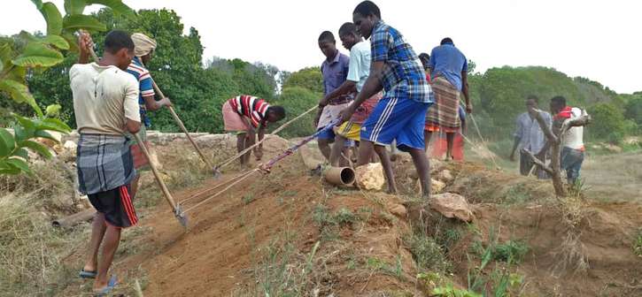 Somalische Bewohner bauen ein Bewässerungskanal aus 
