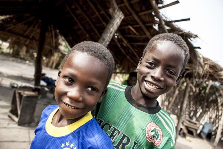 Die beiden Jungen  werden in einem Projekt in Togo über Malari informiert.