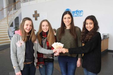 Schülerinnen vom Luise-von-Duesberg Gymnasium in Kempen übergeben Ihre Spende.
