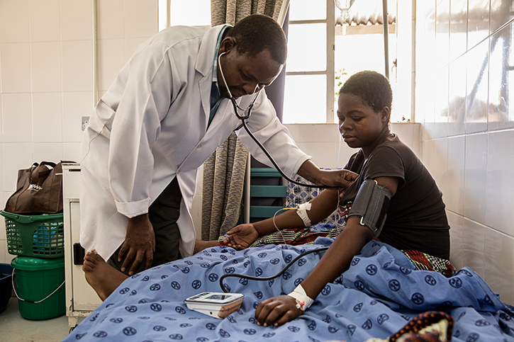 Statten Sie Ärztinnen und Ärzte wie Dr. Chiundira mit einem Stethoskop aus.