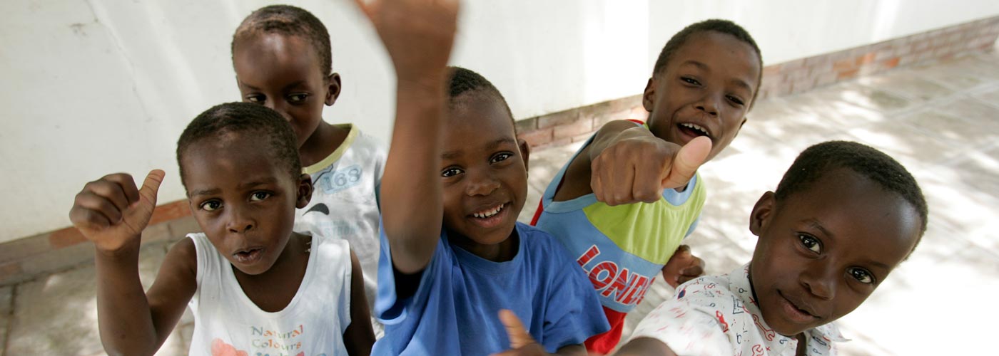 Kinder freuen sich über die Spende für ein Krankenhaus in Simbabwe.