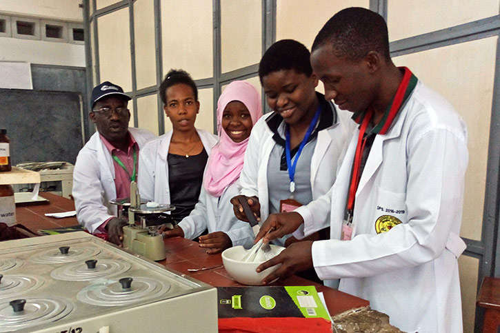 Auch die praktische Ausbildung von Pharmazeuten erfolgt in Tansania mittlerweile nach einem einheitlichen Lehrplan.