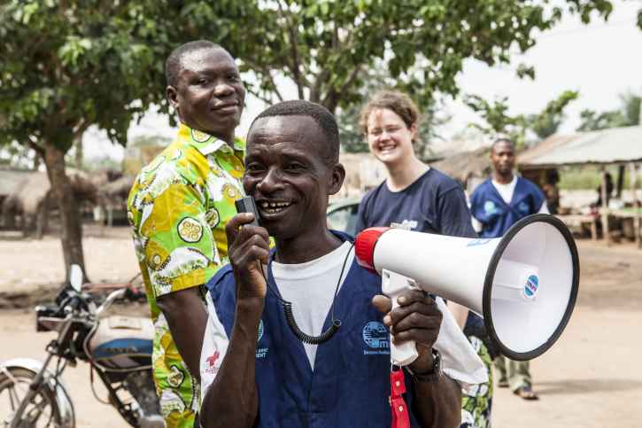 In einem Projekt von action medeor in Togo klären Mitarbeiter die Bevölkerung auf. 