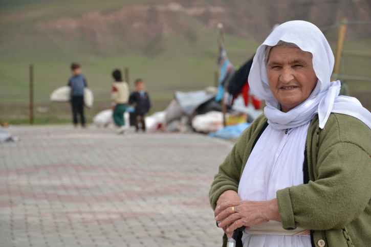 Eine syrische Frau, die Opfer des Krieges wurde.