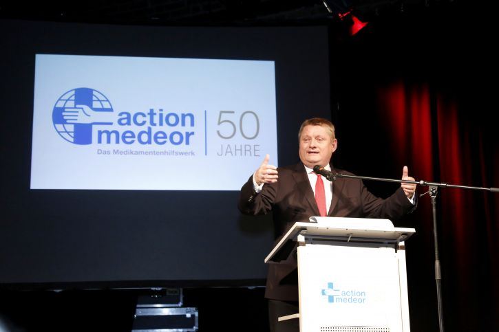 Minister Gröhe beim Festakt zum 50jährigen Bestehen von action medeor