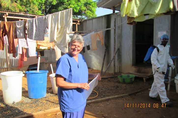 Medizinisches Personal klärt die Bevölkerung über die Ursachen und Schutzmaßnahmen von Ebola auf.