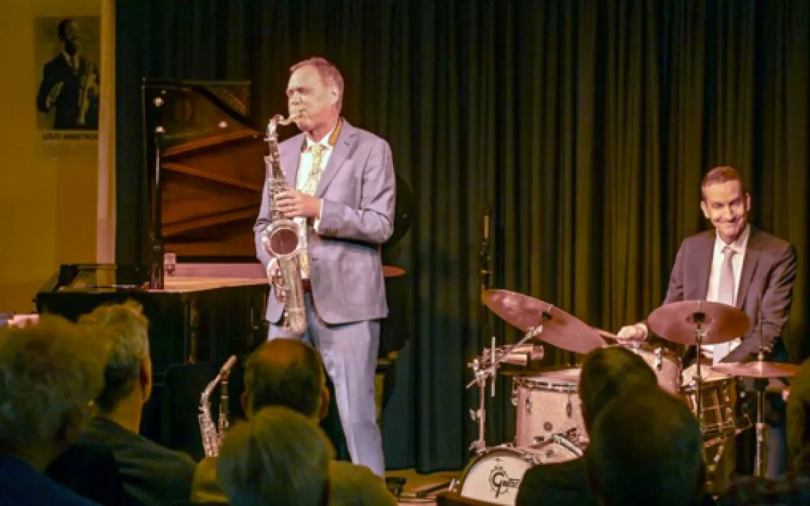 Ein Saxophonist und ein Schlagzeuger.