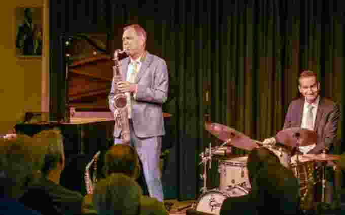 Ein Saxophonist und ein Schlagzeuger.