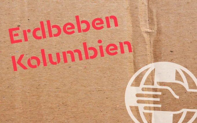 Ein Karton mit dem Logo von action medeor und der Aufschrift "Erdbeben Kolumbien". 